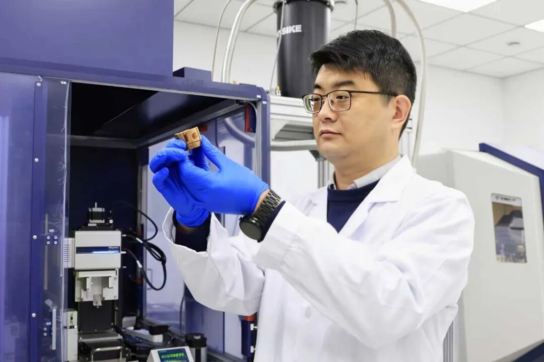 20秒降温近30℃，中科院团队开发制冷黑科技，AI算力的新型散热方案来了