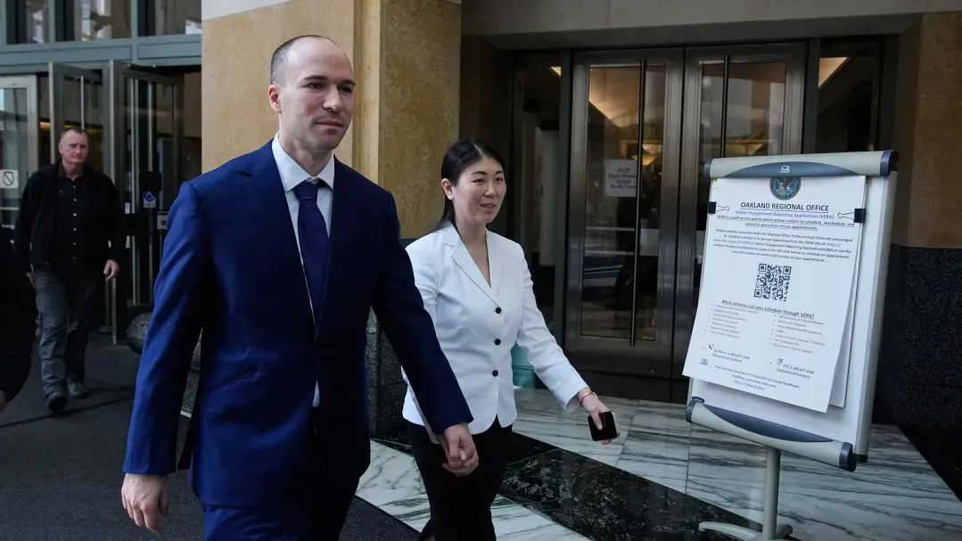 马斯克前女友出庭揭秘：他一边当着OpenAI董事，一边密谋把人全挖走